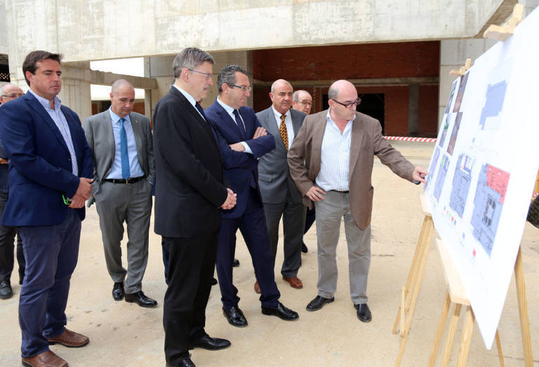     El presidente Puig y el alcalde de Benidorm, Toni Pérez, cuando visitaron las obras del centro cultural. Foto AP   