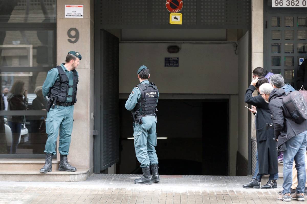 La Guardia Civil, en uno de los registros. Foto: EFE/ Juan Carlos Cárdenas