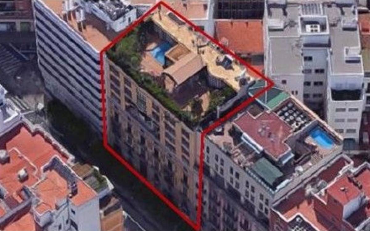 En rojo, el edificio donde se vende el dúplex propiedad de RTVE. Foto: IDEALISTA