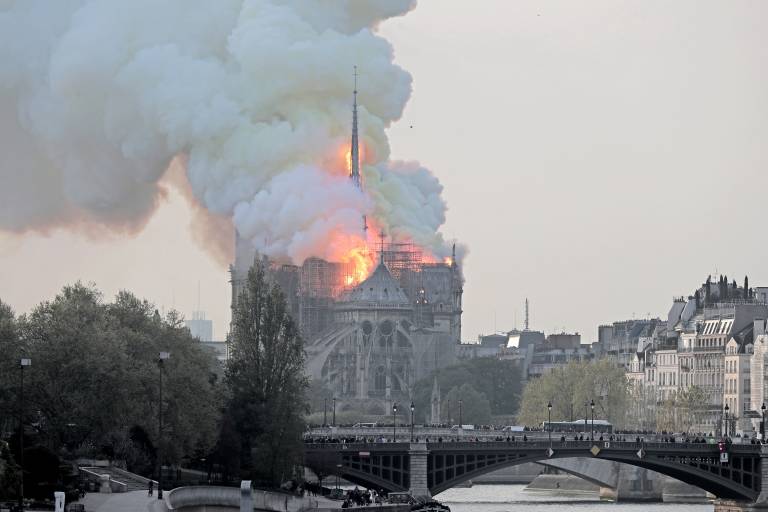 Declarado un incendio en la Catedral de Notre Dame de París - Valencia Plaza
