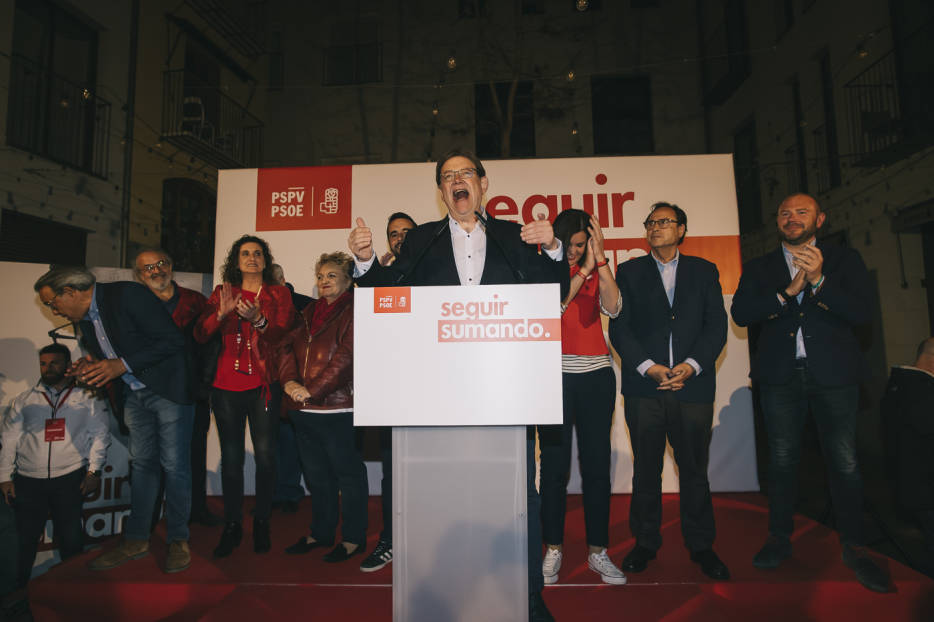 El líder socialista, Ximo Puig, anoche tras conocerse su victoria. Foto: KIKE TABERNER