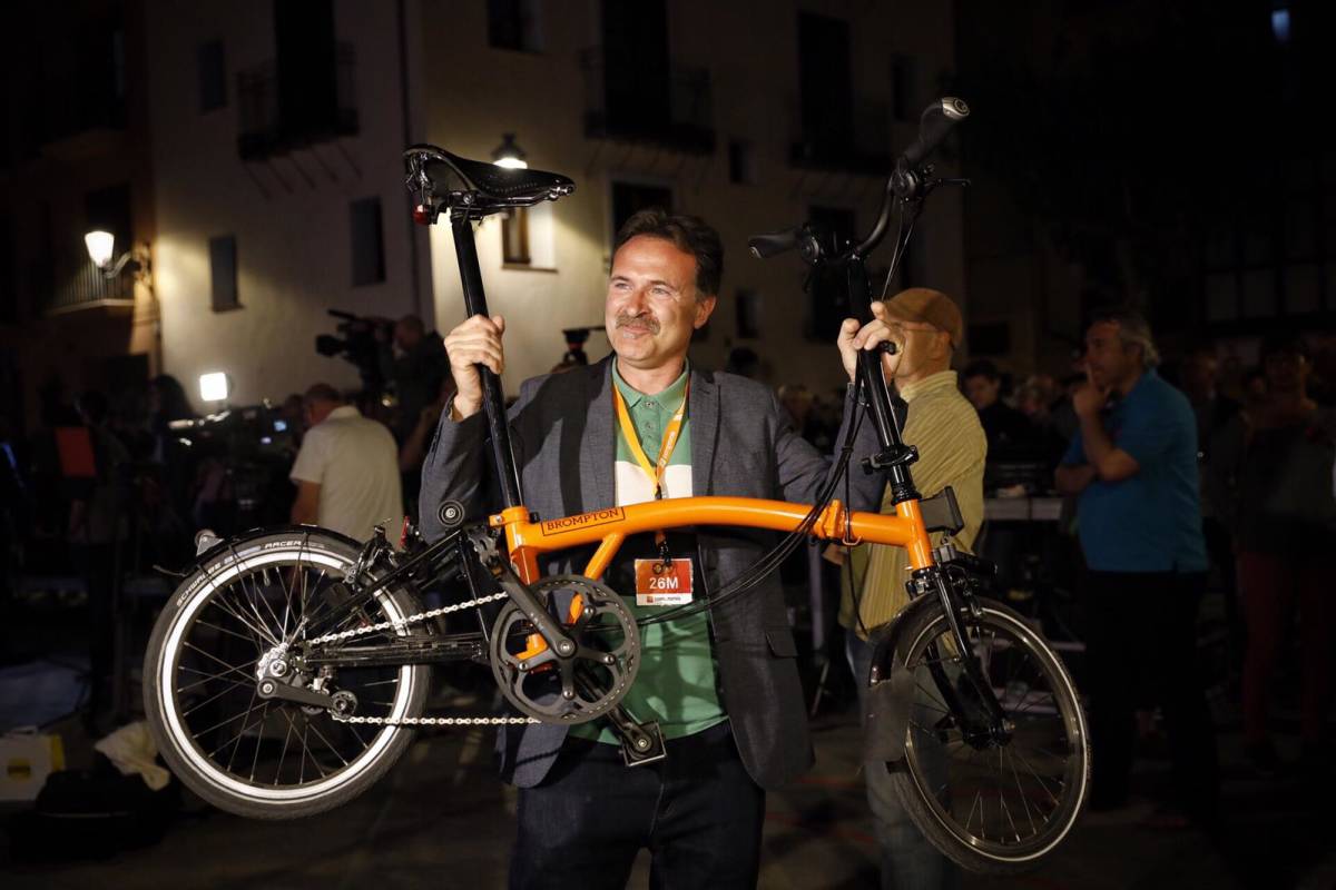 El concejal de Movilidad, Giuseppe Grezzi, celebra el triunfo. Foto: EVA MÁÑEZ