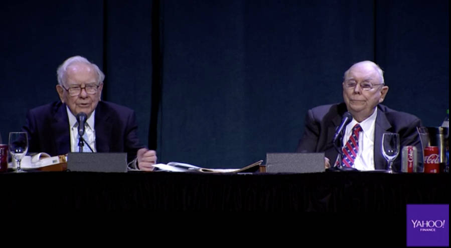 Warren Buffett (i.) y su mano derecha Charlie Munger