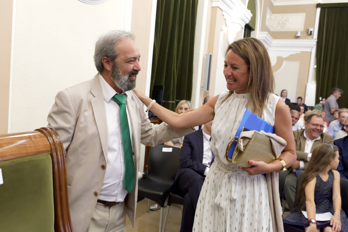 La portavoz popular, Begoña Carrasco, saludando al concejal de Vox, Luciano Ferrer. (Foto: ANTONIO PRADAS)
