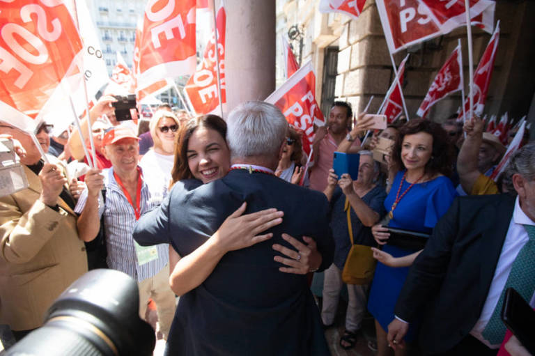 Abrazo entre Ribó y Gómez tras la investidura del primero como alcalde. Foto: ESTRELLA JOVER
