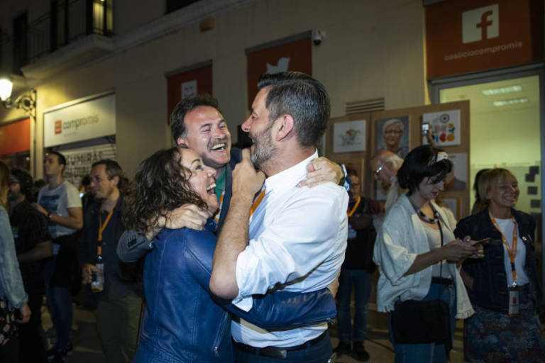 Gloria Tello, Giuseppe Grezzi y Carlos Galiana en la noche electoral. Foto: EVA MÁÑEZ