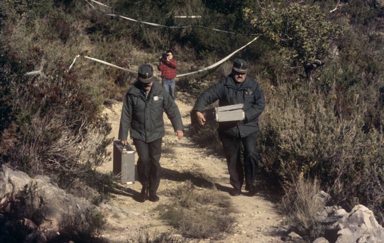 La Guardia Civil recoge los restos encontrados junto a la fosa donde aparecieron ‘las niñas de Alcàsser’ (EFE/ J.C. Cárdenas)