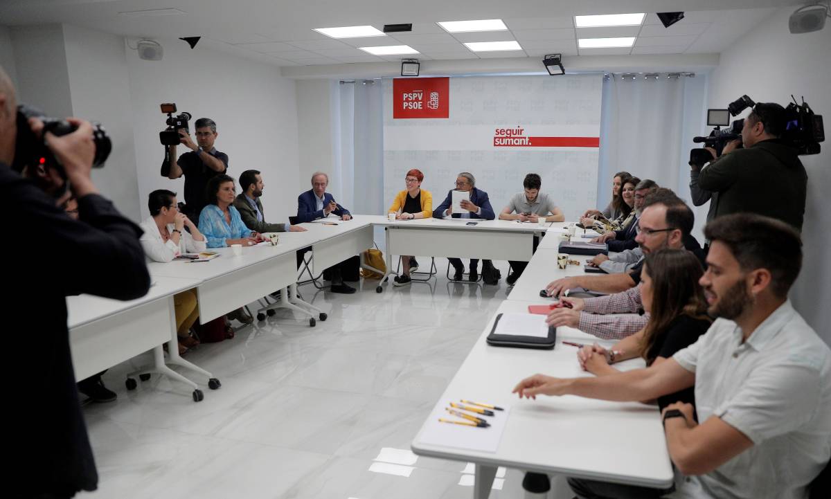Reunión de los negociadores este martes en la sede del PSPV. Foto: EFE