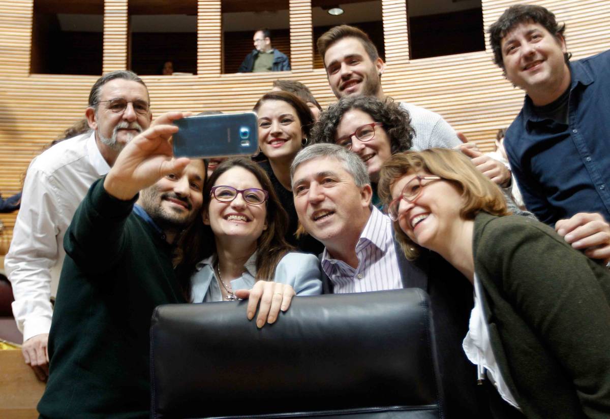 Diputados de Compromís haciéndose un selfie. Foto: EFE