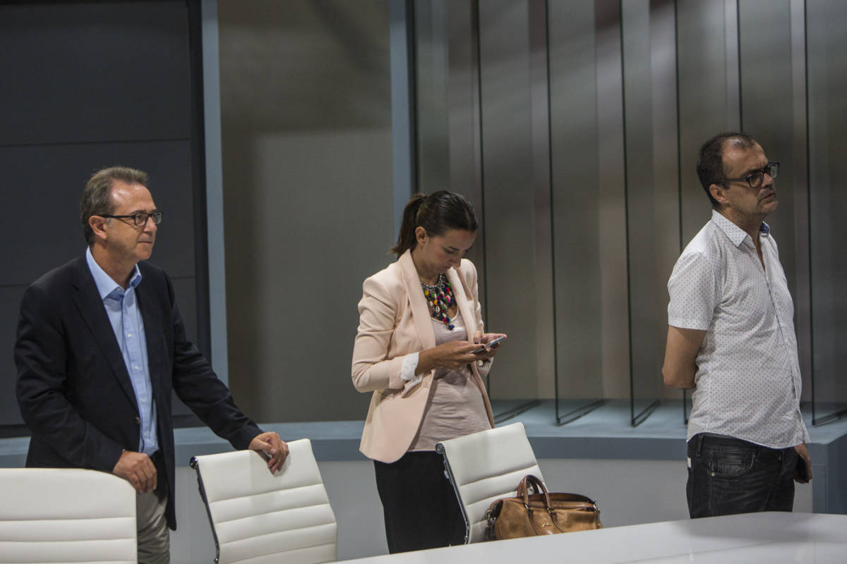 El secretario autonómico de Comunicación, José María Vidal, junto a los dos directores generales de la legislatura, Marta Hortelano y Ximo Clemente. Foto: EVA MÁÑEZ