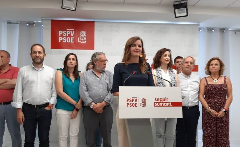 La socialista Sandra Gómez anunciando la suspensión de las negociaciones. Foto: EP.