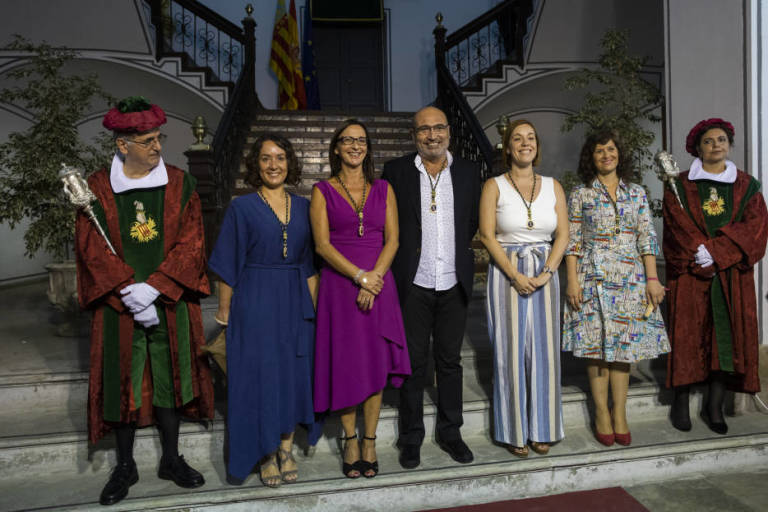 El grupo de Compromís, liderado por Maria Josep Amigó (segunda por la izquierda). Foto: EVA MÁÑEZ.