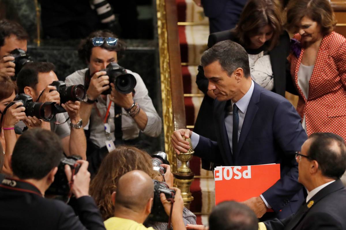 Pedro Sánchez a su salida del Congreso. Foto: EFE