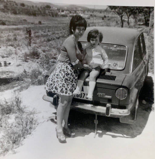 Rubén Martínez Dalmau junto a su madre en Benissa, 1973