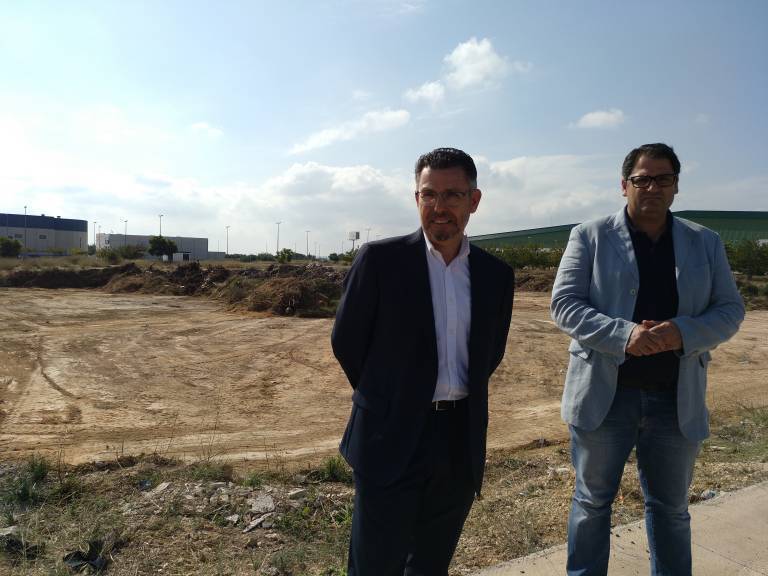 Pineda y Hernández ante la parcela donde se construirá la planta de transferencia. Foto: AP
