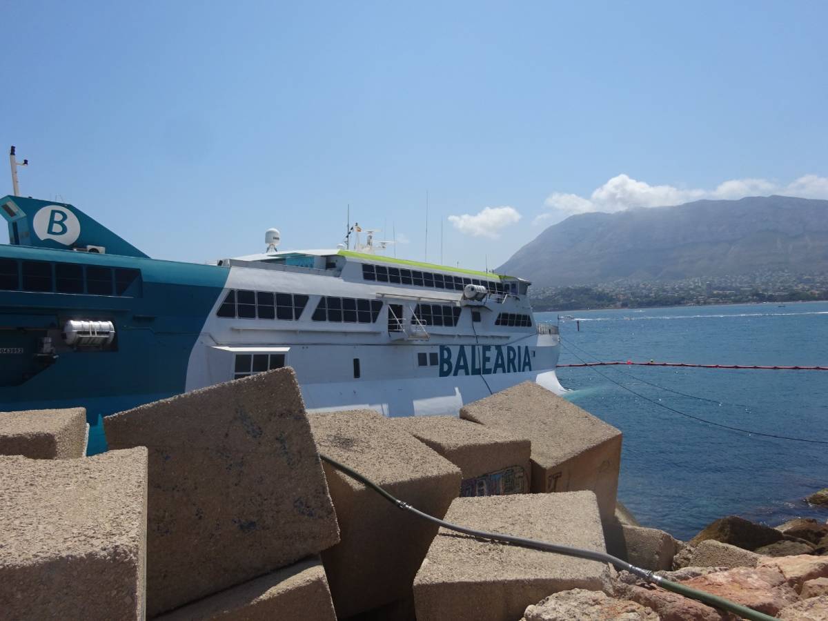 Estado del ferry encallado este lunes, con la barrera anticontaminación. Foto: A. S.