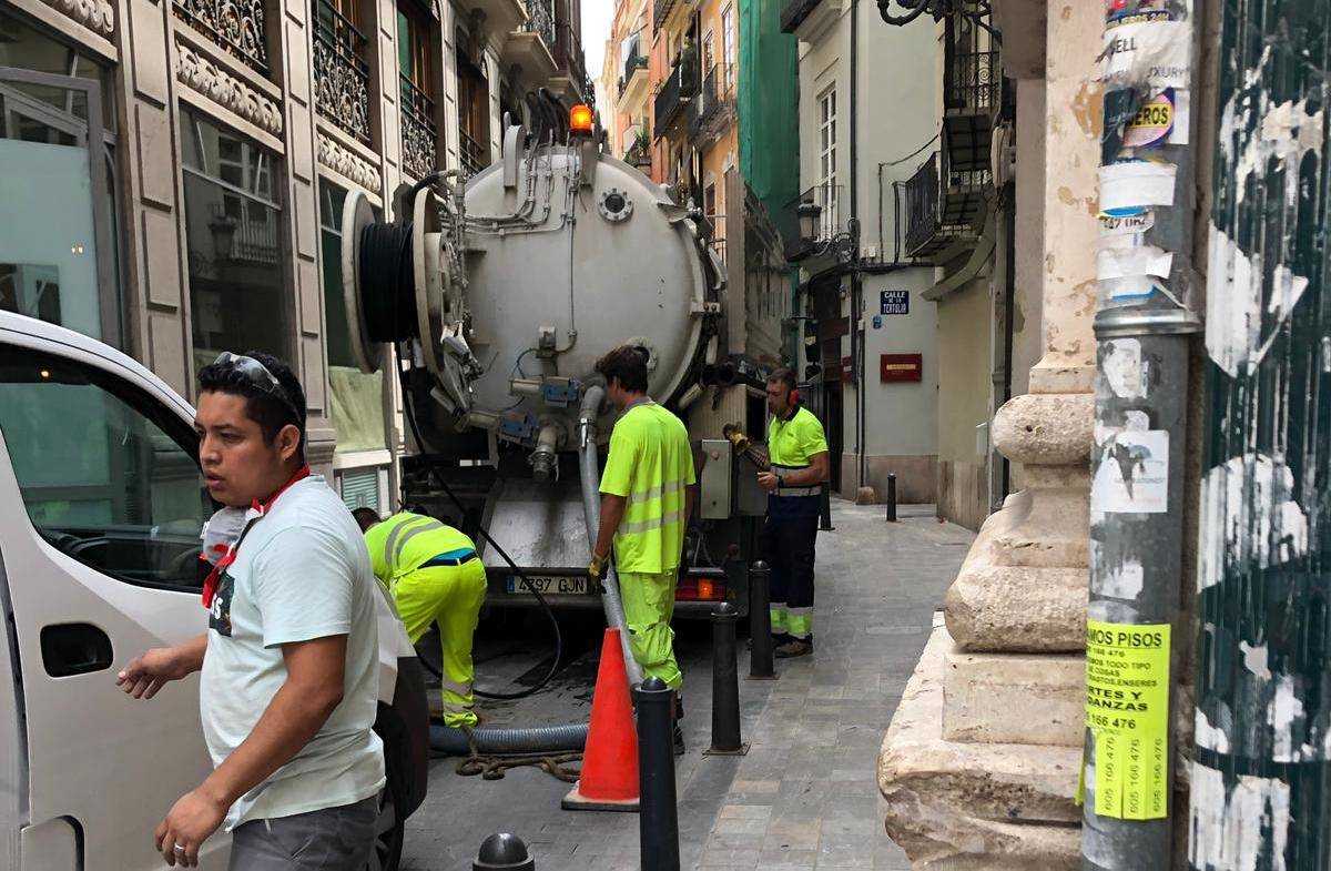 Trabajos de saneamiento, este jueves en el centro de València. Foto: VP
