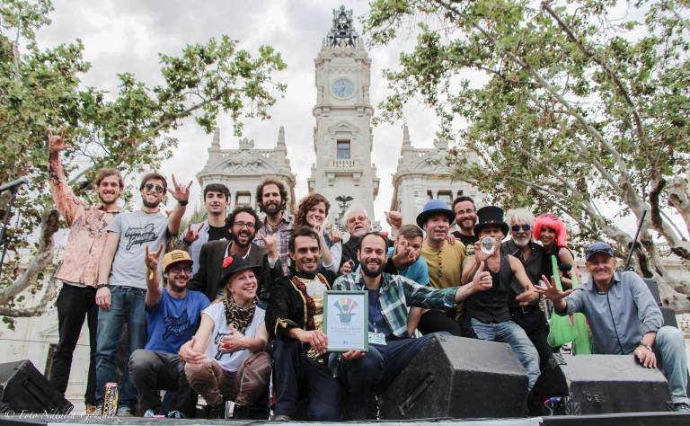 El colectivo Musicarte Urbano en 2016 en un concierto presentación en la plaza del ayuntamiento de Valencia. Foto: NATALIA GONZÁLEZ.