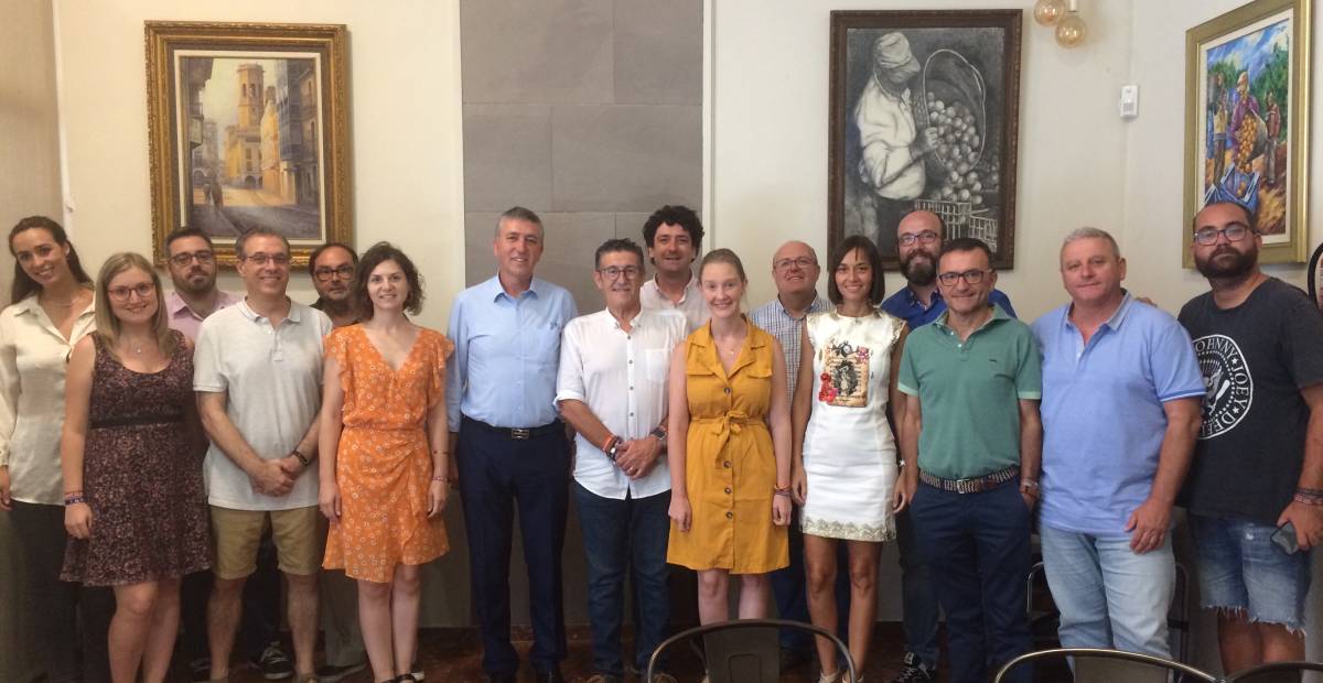 El conseller Rafa Climent, acompañado por la directora general de Internacionalización, Maria Dolores Parra, visitó este lunes Vila-real invitado por la agrupación local de su partido, Compromís.