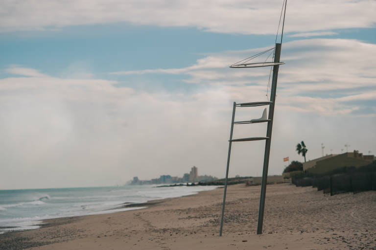 Playa de la Devesa, una de las que se han tenido que cerrar por vertidos fecales. Foto: KIKE TABERNER