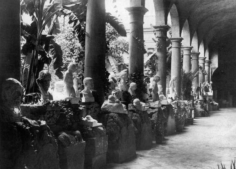 Fotografía de principios del siglo XX. Esculturas de los alumnos en uno de los claustros del convento del Carmen.