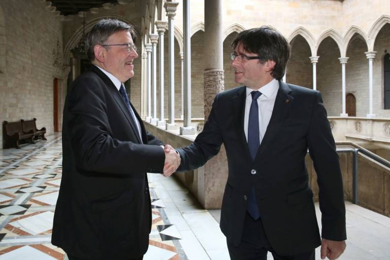 El presidente de la Generalitat, Ximo Puig, saluda a Carles Puigdemont en una visita a Barcelona. Foto: VP