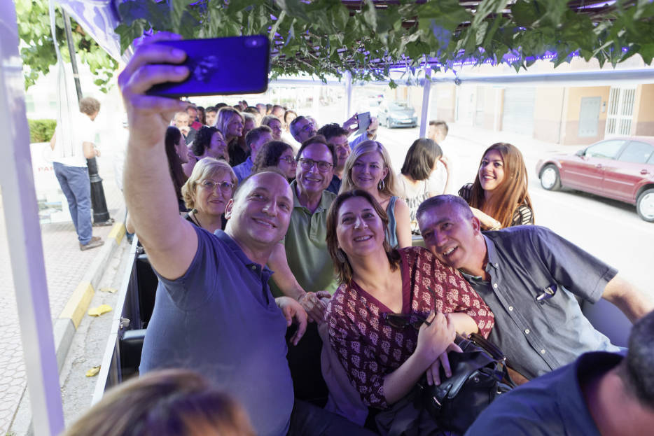Martínez Dalmau se hace un 'selfie' junto al resto del Consell. Foto: ANTONIO PRADAS