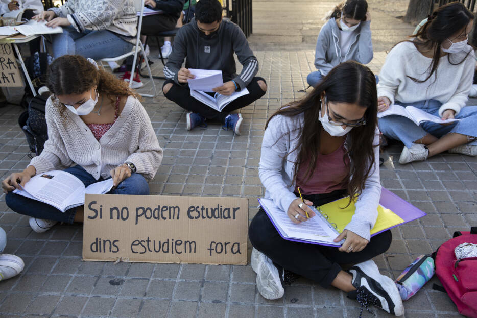 Estudiantes de segundo de Bachiller del Luis Vives en la manifestación. Foto: EVA MÁÑEZ