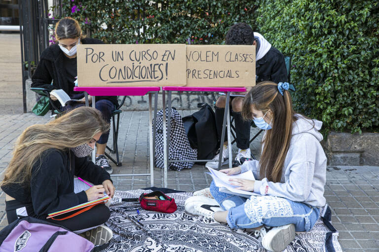Alumnos y alumnas del IES Luis Vives durante la huelga. Foto: EVA MÁÑEZ