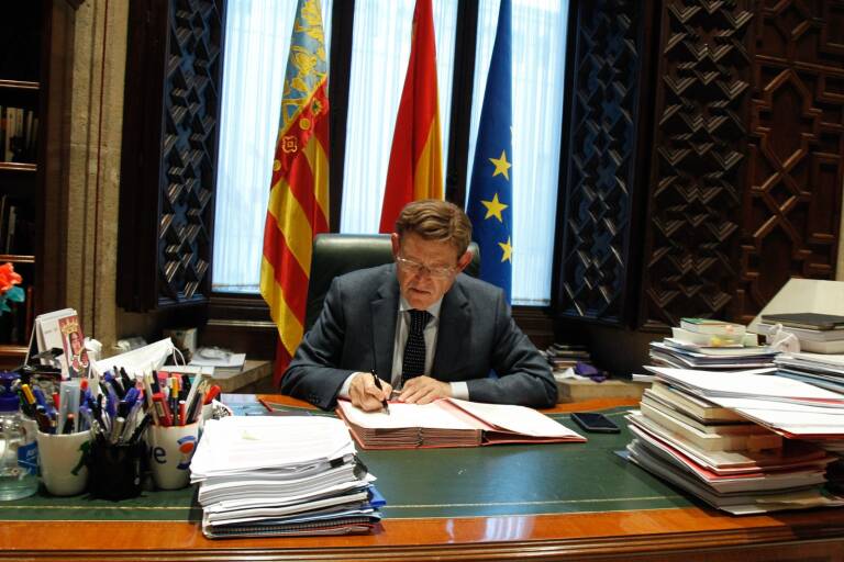 Ximo Puig firma el decreto que ratifica el 'toque de queda' en la Comunitat. Foto: GVA