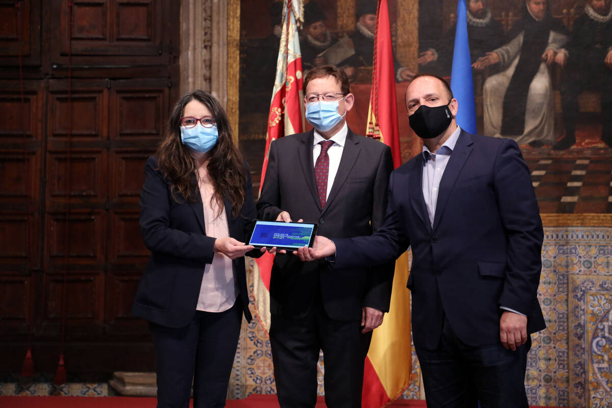 Mónica Oltra, Ximo Puig y Rubén Martínez Dalmau, con el Proyecto de Presupuestos 2021. Foto: GVA 
