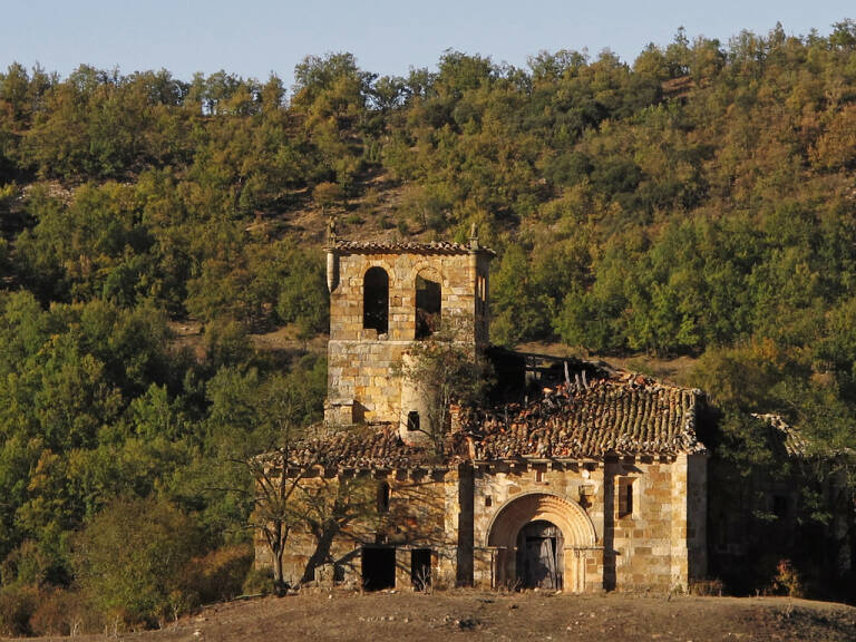 Iglesia románica abandonada.