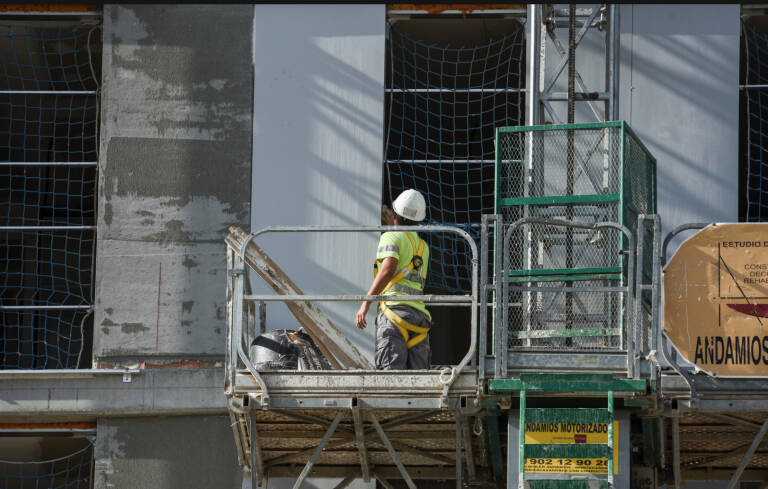  Un trabajador, en las obras de un edificio (EDUARDO MANZANA)