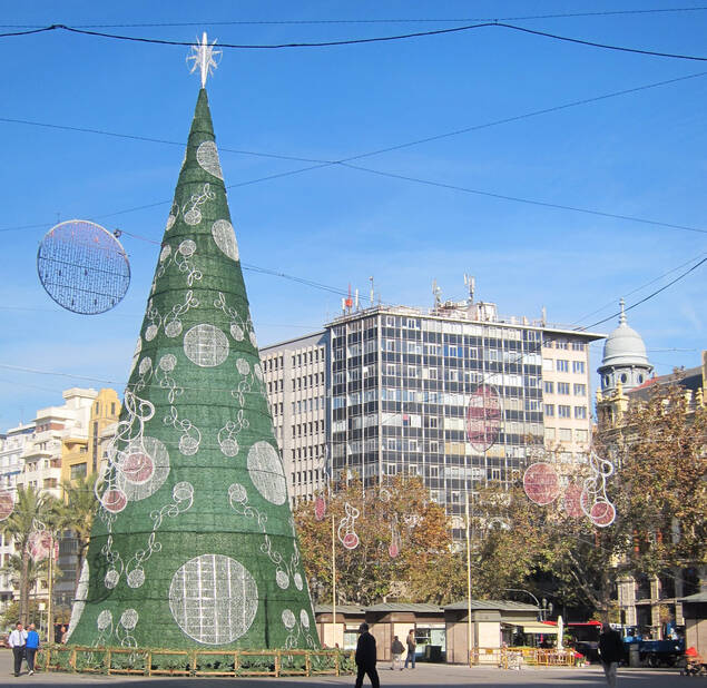 València vuelve a plantar árboles de Navidad: uno de 20 metros en plaza del  Ayuntamiento y 11 en barrios - Valencia Plaza