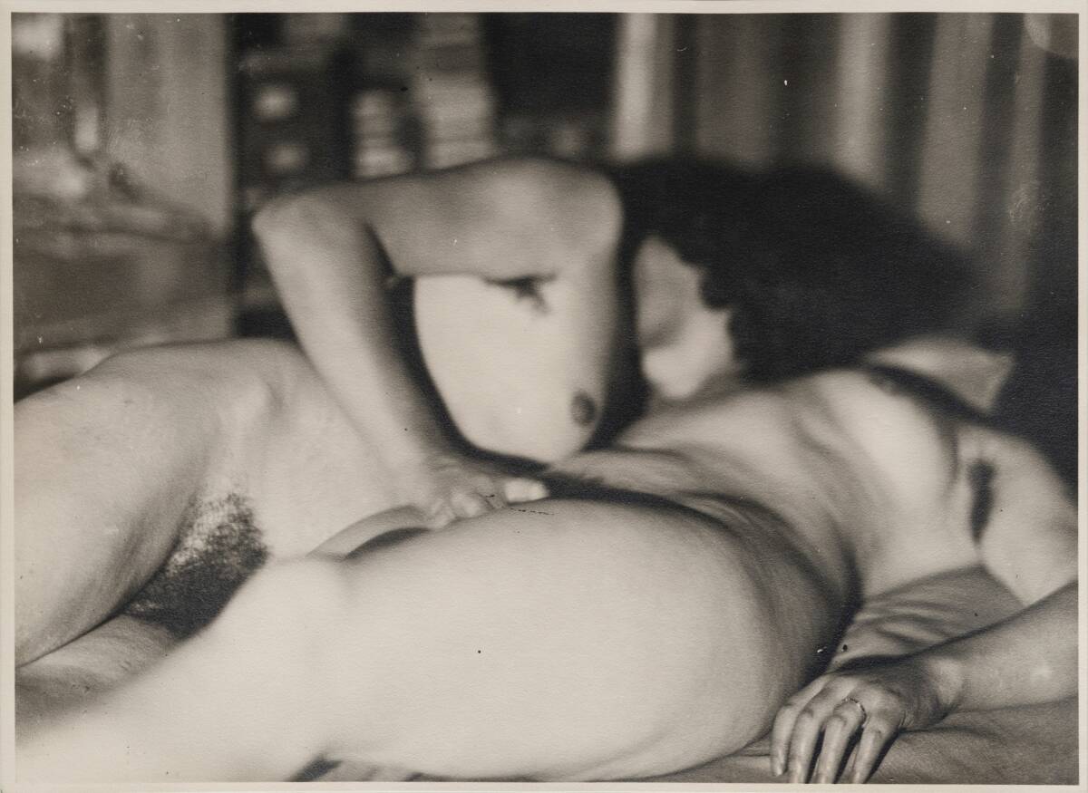 Deux femmes allongées, ca. 1923. Germaine Krull