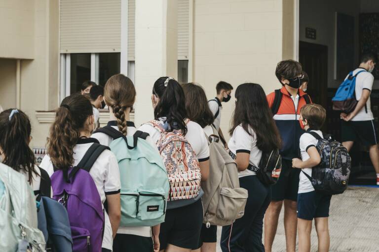 Alumnos y alumnas a la puerta del colegio. Foto: BORJA ABARGUES