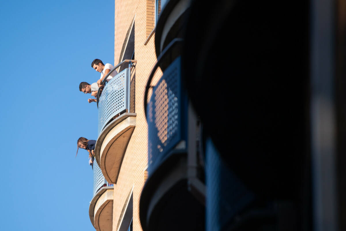 Estudiantes de la residencia confinados se asoman al balcón. Foto: KIKE TABERNER