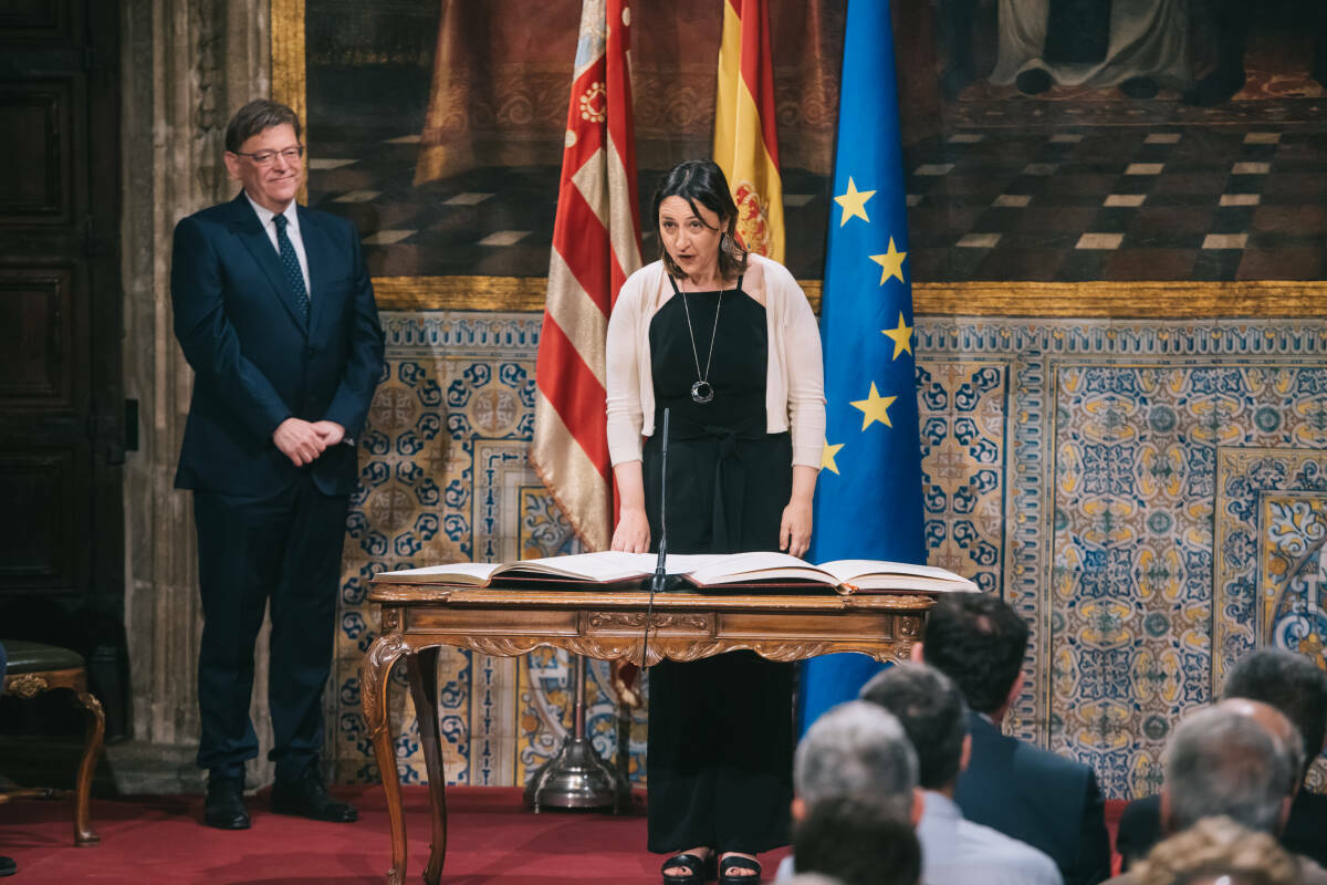 La consellera de Participación y Transparencia, Rosa Pérez, prometiendo el cargo ante la mirada de Puig. Foto: KIKE TABERNER