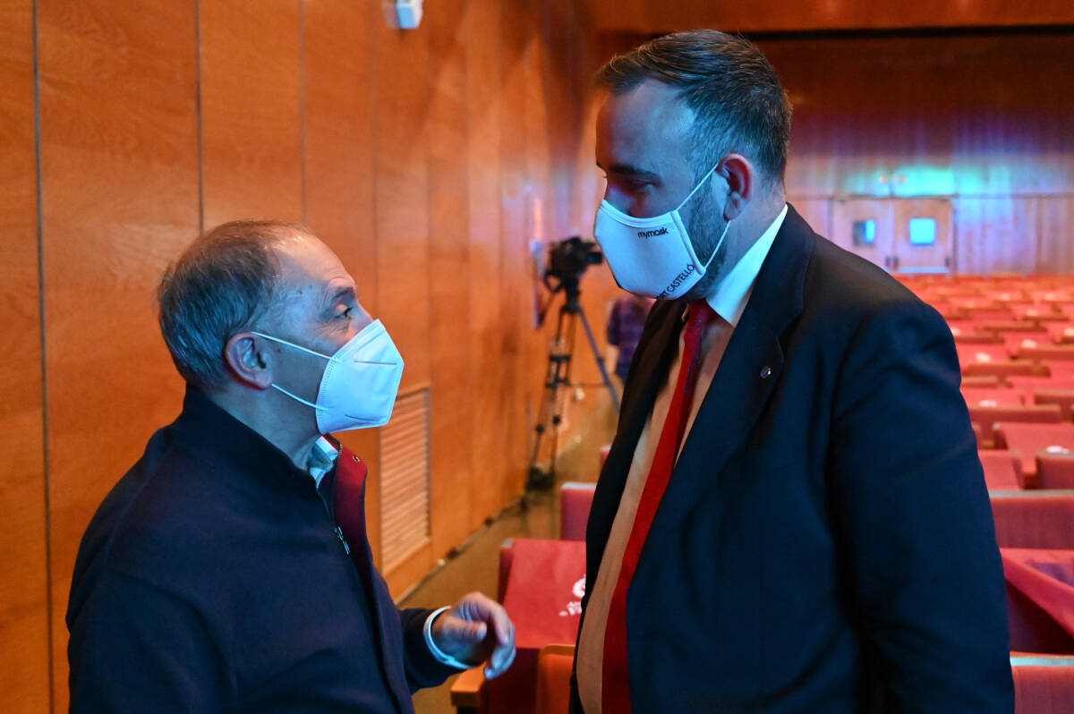 El presidente de la Asociación de Técnicos Cerámicos, Juan José Montoro, conversa con el presidente de la Autoridad Portuaria de Castellón, Rafa Simó. (Foto: CARLOS PASCUAL)