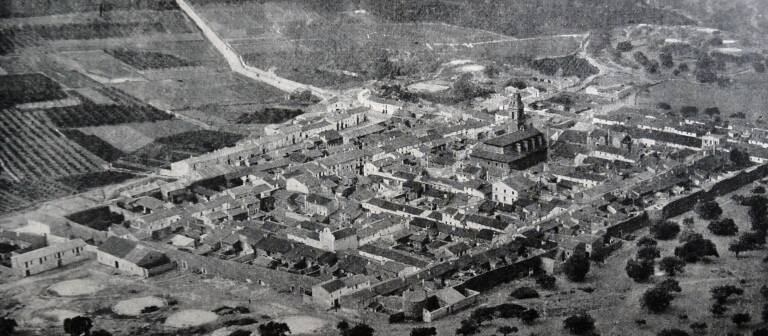 Vista d'Almenara en la dècada de 1920, amb bona part de les muralles en peu.