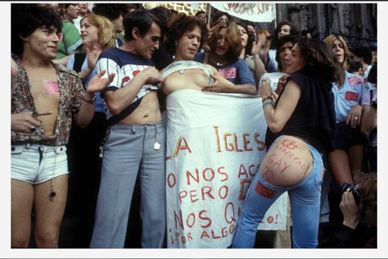 Inicio de la manifestación del “orgullo” de Barcelona de 1978, que empezó en la catedral. La convocaron conjuntamente la CCAG y el FAGC.