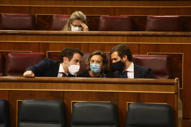 Pablo Casado, a la derecha, junto a Teodoro García Egea y Cuca Gamarra. Foto: EUROPA PRESS/R.Rubio.POOL