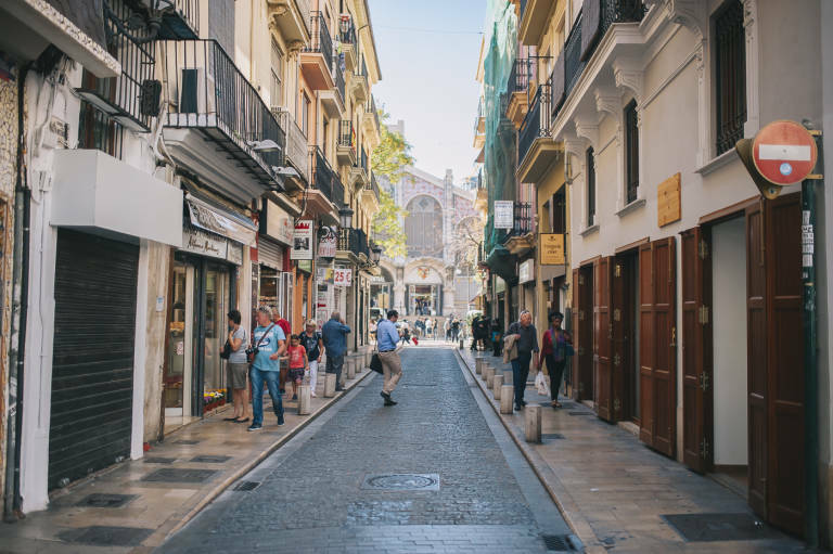  Panorámica de la calle Ercilla, en Ciutat Vella. Foto: KIKE TABERNER