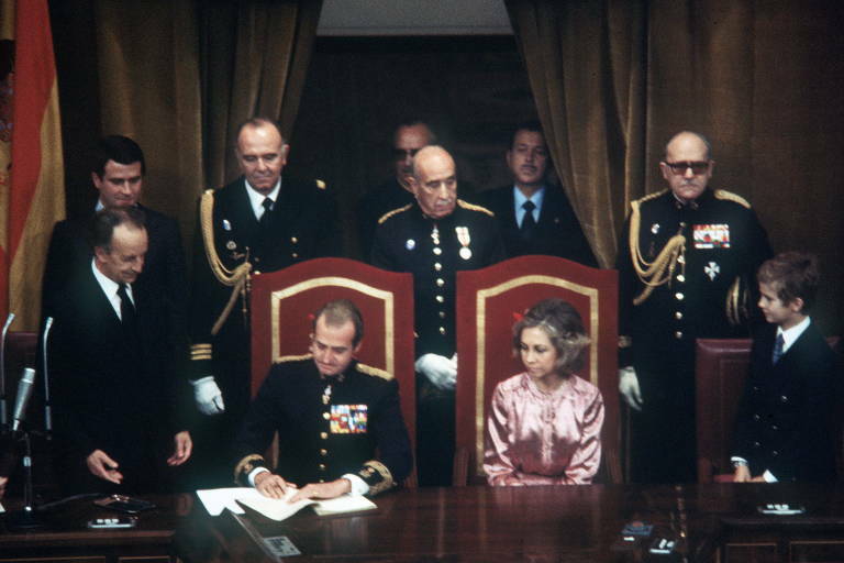 El Rey Juan Carlos I sanciona la Carta Magna anteDoña Sofía y el entonces Príncipe de Asturias.