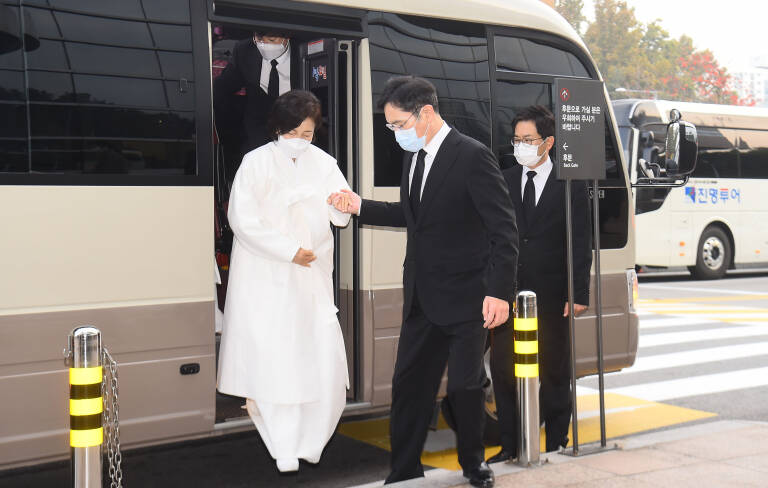 La viuda de Lee Kun-hee, ayudada por su hijo, acude a la ceremonia por la muerte de su marido. Foto: YNA/dpa