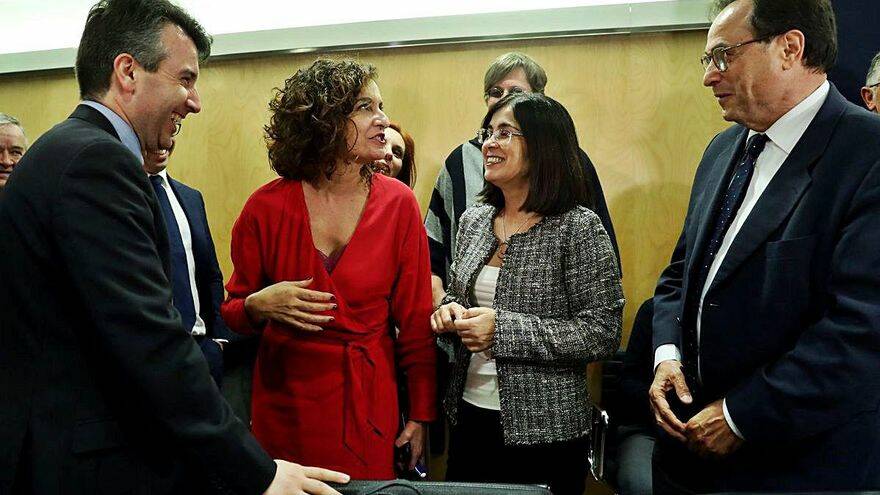 La ministra de Hacienda, María Jesús Montero, y el conseller de Hacienda, Vicent Soler (1d), en un encuentro en Madrid meses atrás. Foto: EFE