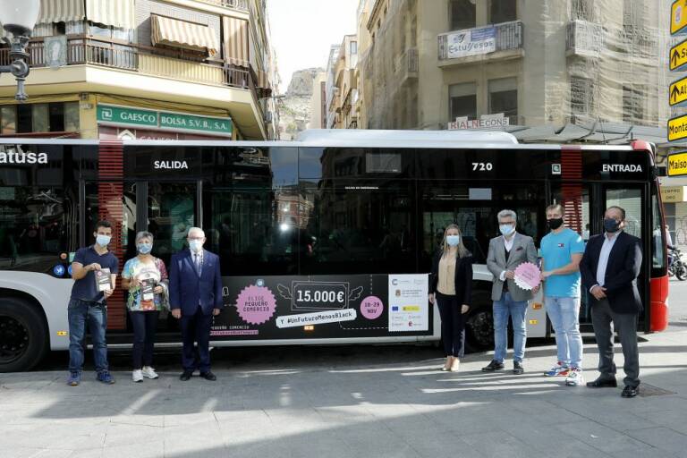 Publicidad de la campaña en un autobús de Alicante. Foto: CONFECOMERÇ
