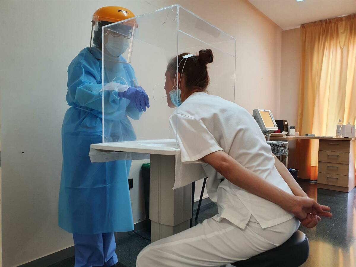 Prueba PCR a un sanitario en el Hospital de Castelló. Foto: EP