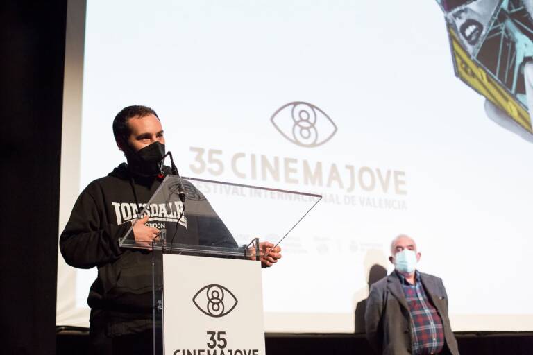 Sergio Serrano durante la  presentación en Cinema Jove del catálogo Curts.
