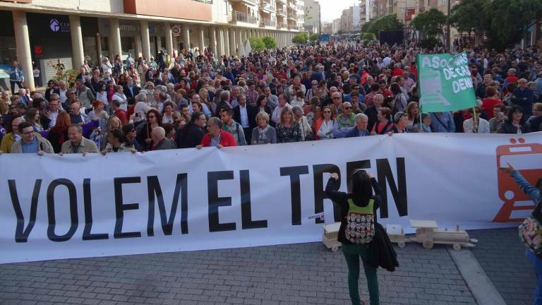 Manifestación para reclamar el tren de la Costa, en mayo de 2017.
